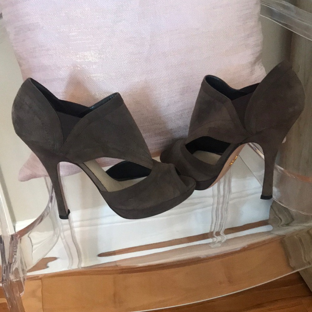 PRADA BROWN SUEDE CUT OUT PUMPS